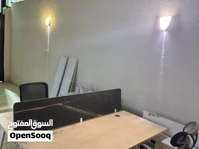 طاولات اجتماعات وابواب عوازل ومكتبين بارتشن