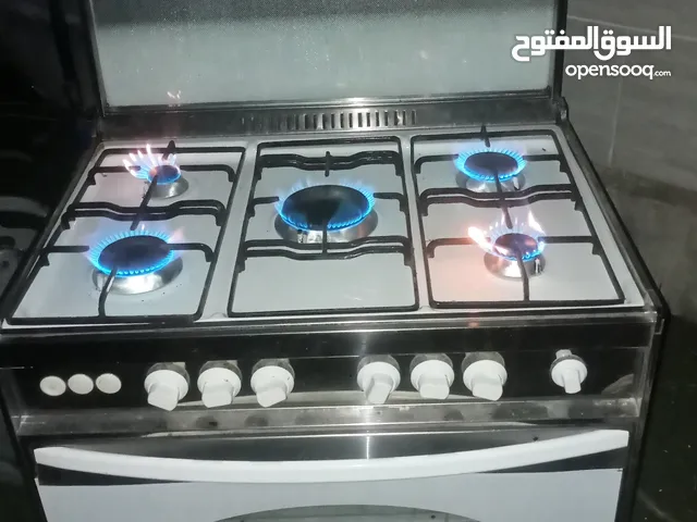 غاز يونيفرسال قياس 80 بحاله ممتازه لون ابيض