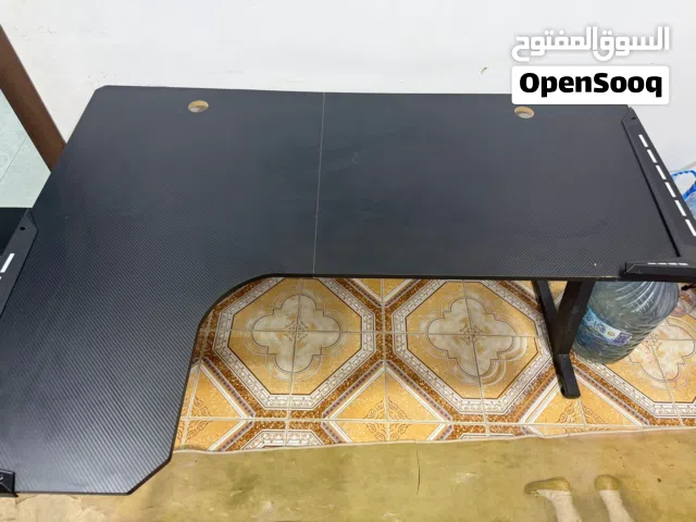 طاوله جيمنج مستخدمه بيها شخطات قليله تقدر تغطيها بل ماوس باد الطاوله على شكل حرف L