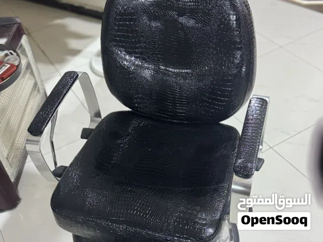 مواد اظافر وكرسي حلاقة وطاولة وكراسي ثنين سيت