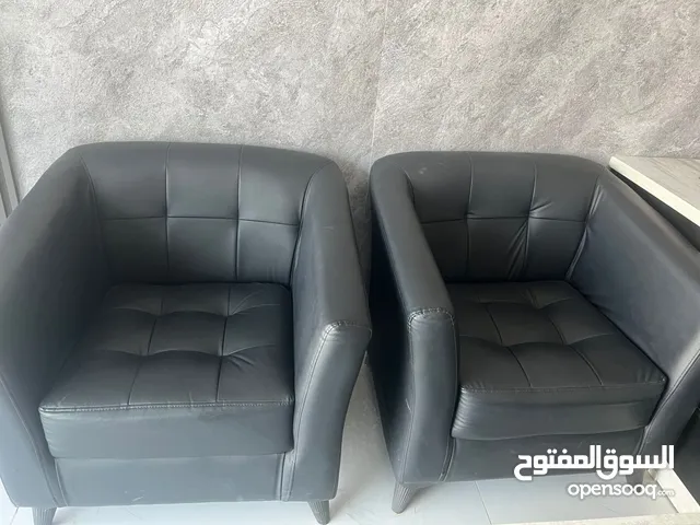 اثاث مكتبي للبيع بحالة الوكالة استخدام اقل من 6 شهور