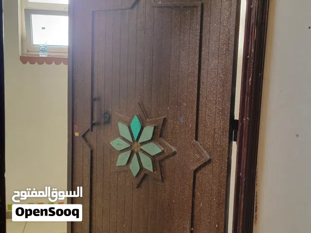 شقة في عمائر بنك سبأ - الاصبحي . امام مجمع الشلال