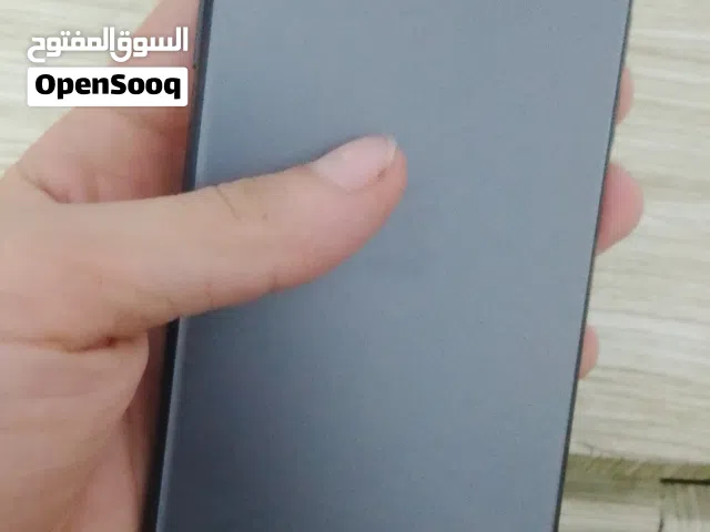 سلام عليكم ايفون 11 إبرو ماكس. انقفل الرمز مالته بي ايكلود بس مكفول