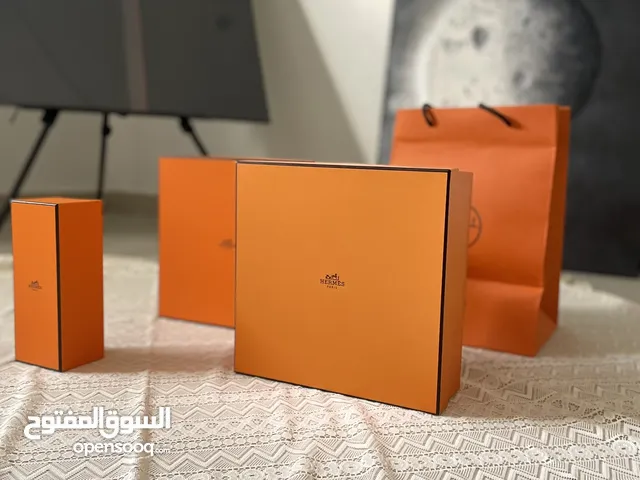 اكياس ماركات عالمية، براندات عالميه للهدايا وديكورات التصوير.