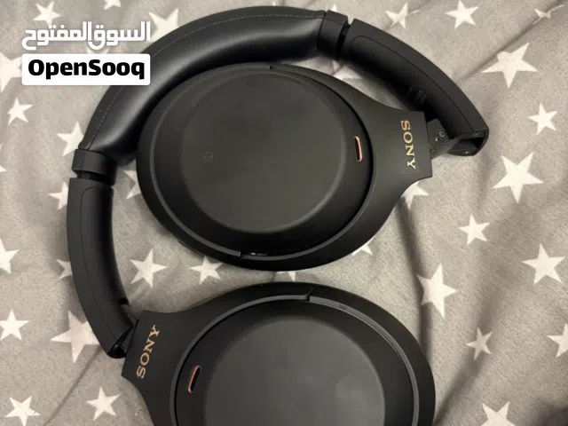 سماعات WH-1000XM4 Sonyمستعمل خفيف جدا السماعه من اميركا معاها فقط شاحن اصلي اللون اسود