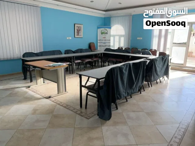 مكتب مؤثث جاهز للإيجار الشهري تعال و اشتغل على طوول المكان ايضاً مزود (بالطاقة الشمسية)