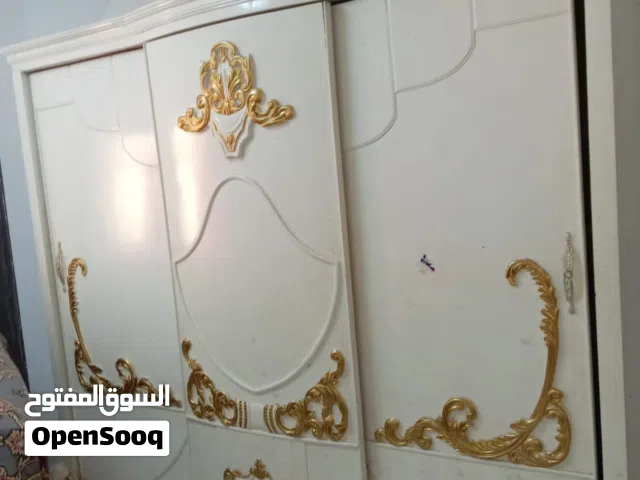 غرفة نوم وثلاجه ومكيف