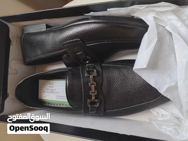 للبيع حذاء راقي جلد  جديد  مقاس 44  يوجد توصبل