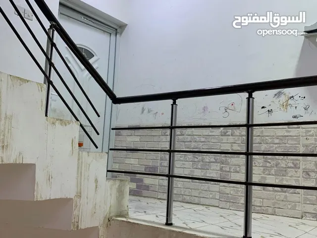 بيت للبيع200م طابقين الطابق الاول استقبال وهول وغرفتين منام وصحيات خارجيه وداخليه وممرات ومطبخ