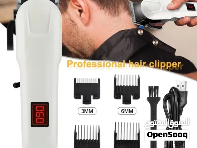 هذه آلة حلاقة كهربائية احترافية للشعر، تعمل لاسلكياً وتحتوي على شاشة رقمية لعرض مستوى البطارية. تأتي