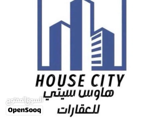 يوجد محلات تجاريه وشقق ومعها فيلا طابقين وملحق