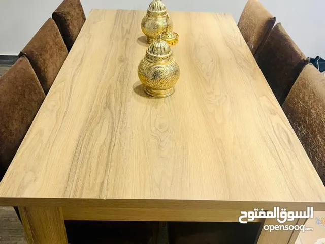طاولة أكل منزلية