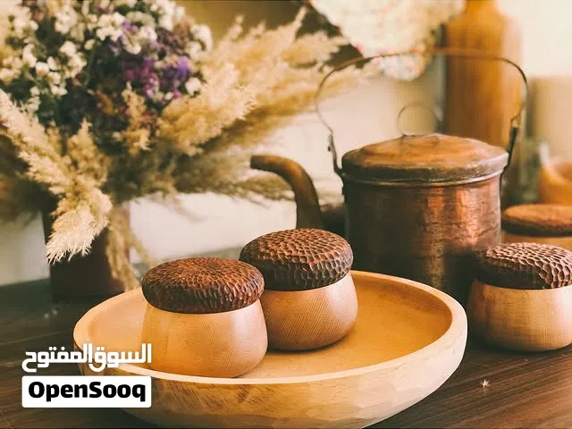 قنادين و أوعية خشبية يدوية الصنع