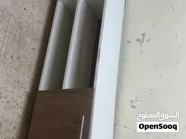 طاولة شاشة بخزانتين ورفين بحاله ممتازه لون ابيض وخشبي خشب لاتيه