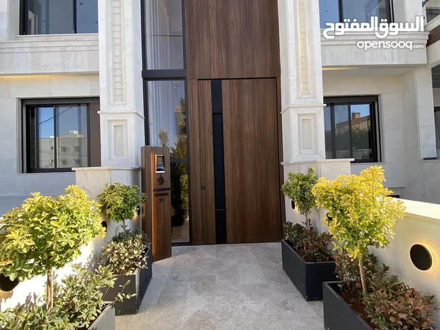 شقة طابق ارضي فاخرة جداا 200 داخلي وخارجي 80 متر مدخل مستقل في النخيل طريق المطار