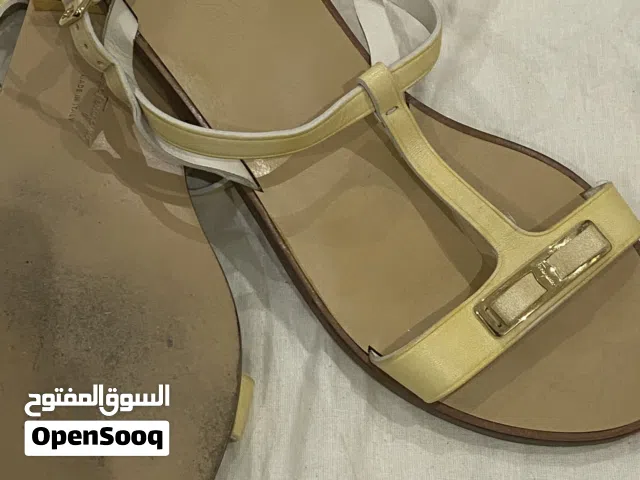 حذاء ماركة سالفتورا فيرقانو  مستعمل استعمال بسيط