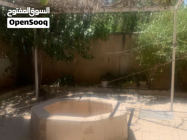 فيلا للبيع  ابو نصير حارة 4 طابقين نظام امريكي مستقلة مساحة البناء 250متر مربع مع حديقة وارض جانبية
