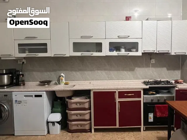 أربعة أمتار من خزائن المطبخ ومجموعة كاملة، وأربعة أمتار من سطح العمل الرخامي.