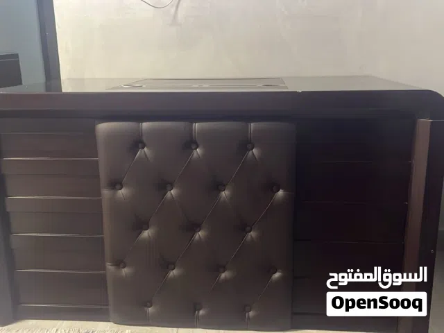 مكتب بني خشب كبير