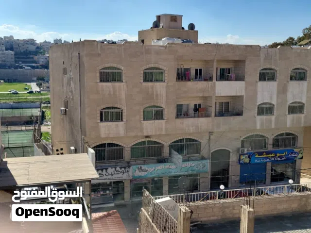 مجمع تجاري سكني مميز للبيع – من المالك مباشرة   الموقع: الزرقاء – حي النزهة  مكون من 5 مخازن و12 شق