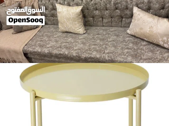 بيع كنبه طويله لون زيتي مع طاوله
