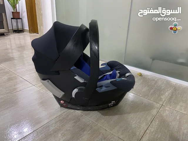 كرسي السيارة الخاص بالأطفال