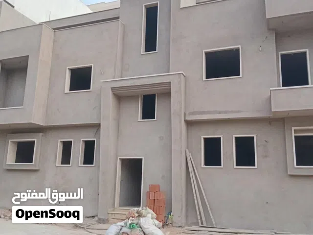 سقه تلاته ادوار سته شقق  نص تشطيب المساحه 140م تقريبا المكان السراح حرف T بجانب سوق الفرسان