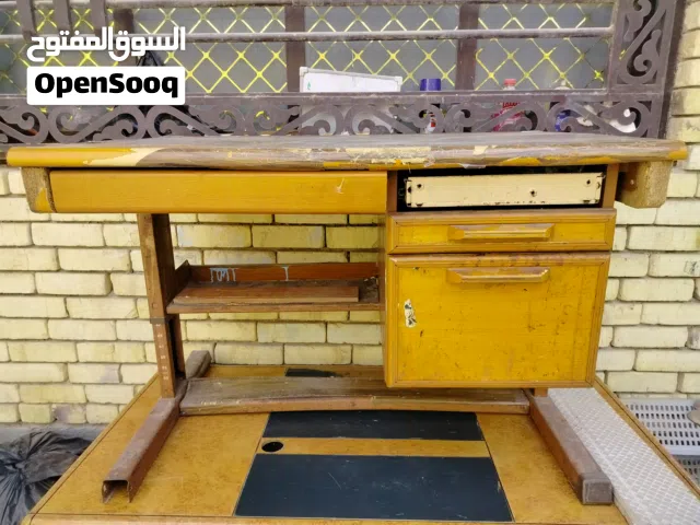 ميز عدد 2 مستخدمات