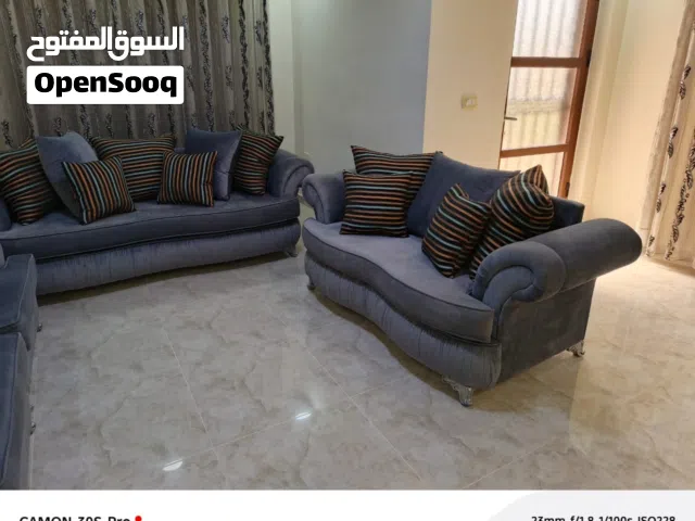 طقم كنب ضيوف بحاله الوكاله مع البرادعي وطاولة  الوسط واثنتين جانبيات