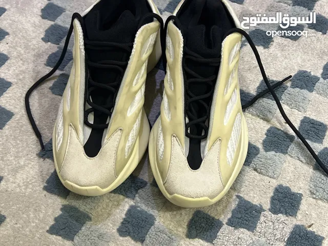 لبسه واحده البوت مستعمل بحاله الجديد