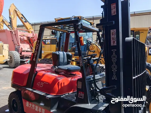 2007 Forklift Lift Equipment in Sharjah