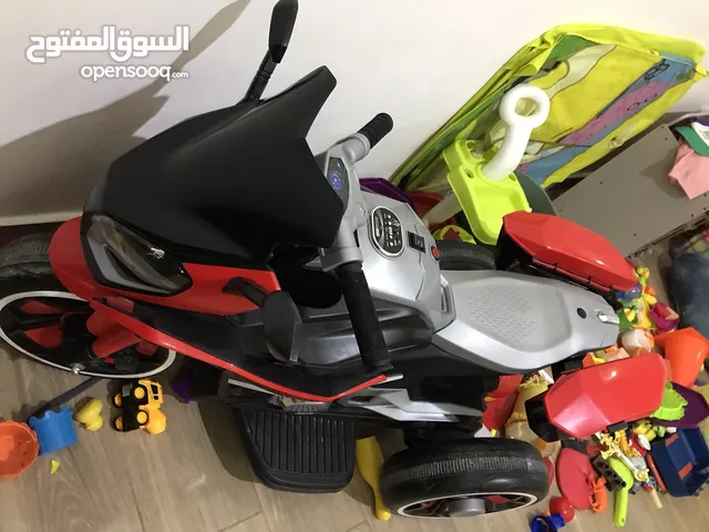 دراجة للاطفال شحن بحالة الجديد مستخدمة شي بسيط بلوتوث اضاءة اغاني وusb لون احمر واسود .