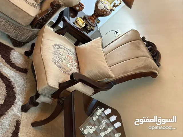 مضافه للبيع بالكامل شبه جديد لم يتم الجلوس عليها  طقم كنب وطقم طاولات بردايه وسجاده تركي طقم بالكامل