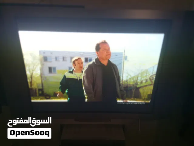 شاشة ال جي 40 بوصة بحالة ممتازة معها مضخم صوت وسماعتين