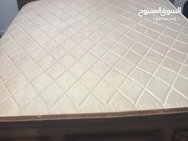 تخت مع فرشه ريم جديدة وطاوله شاشة
