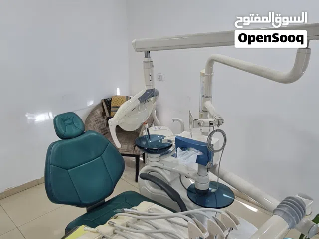 عيادة اسنان للبيع كرسيين و جهاز تبييض زوم و جهاز بانوراما إيطالي مع خزائن و ادوات اربد