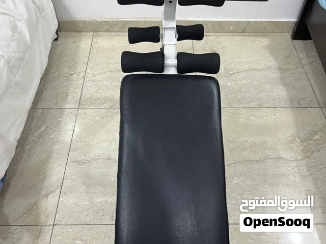 مقعد تمارين معدة وجسم متعدد الاستخدامات بحالة ممتازة للبيع