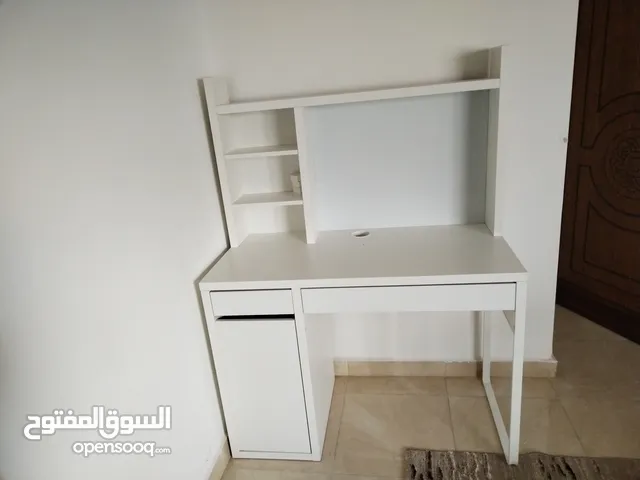 طاولة مكتب مع رفوف ايكيا لون أبيض