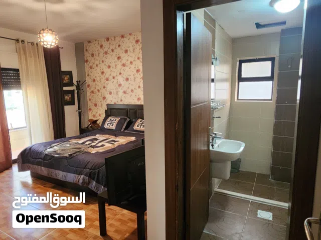 غرفتين نوم وحمامين وصاله كبيره وشقه ارضيه بأجمل مواقع الدوار السابع وبناية عائلات  من المالك مباشره