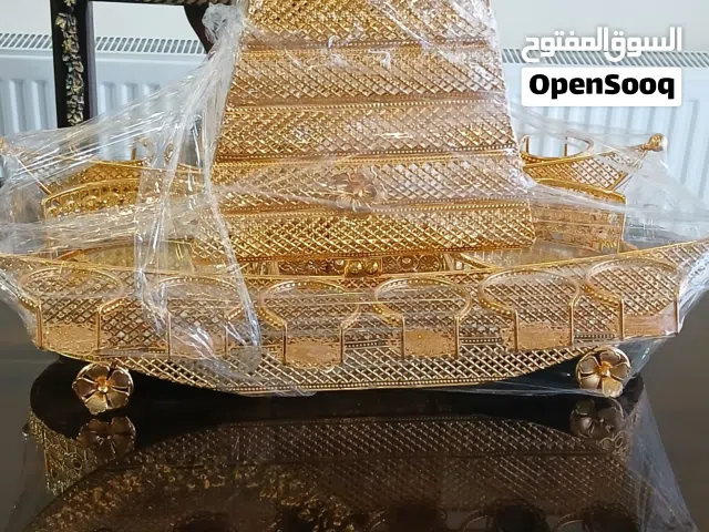 مضيفة فناجين قهوة سادة