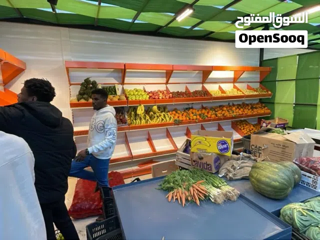 ديكور  محل خضراء شبه جديد في مول