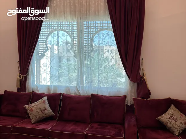 مجلس كامل يحتوي على كنب وستاير في الرياض