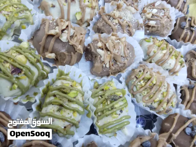 تمر محشي مكسرات ومغطس بشكولاته