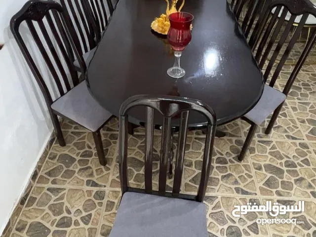 طاولة سفره 8كراسي بحاله الوكاله تفصيل خشب لاتيه18 وزان صلب ، تتكون من طاولة مع 8كراسي