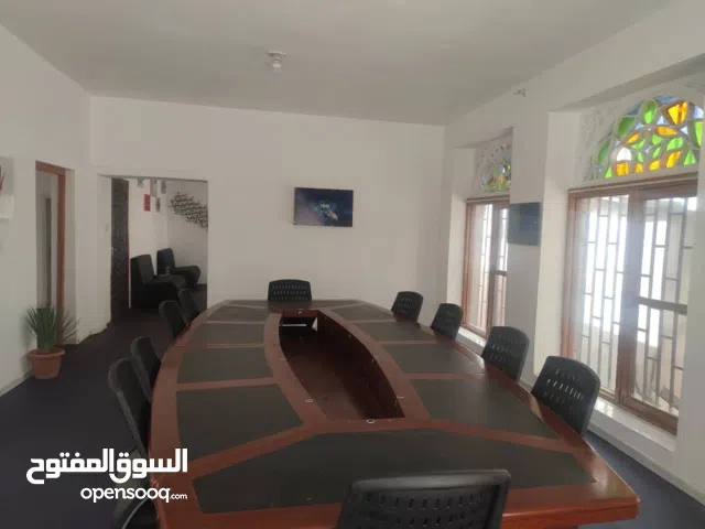 يوجد الدينا طاولة اجتماعات جديد ومستخدام