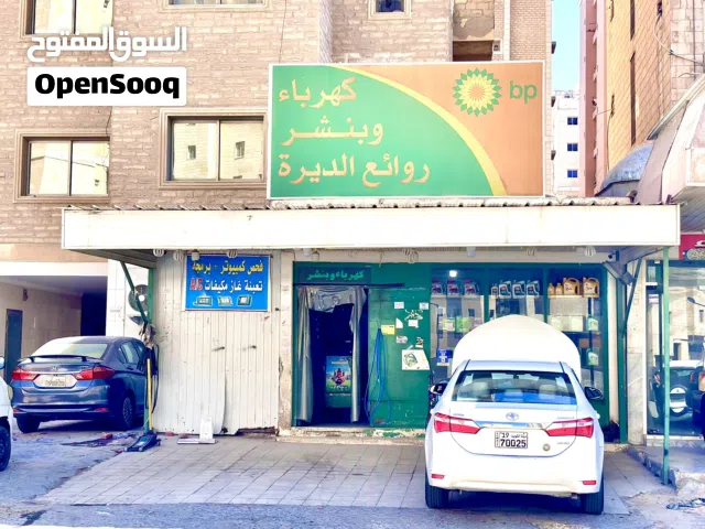 للبيع محل في موقع حيوي في الفروانية وبمدخول جيد ( كهرباء وبنشر )