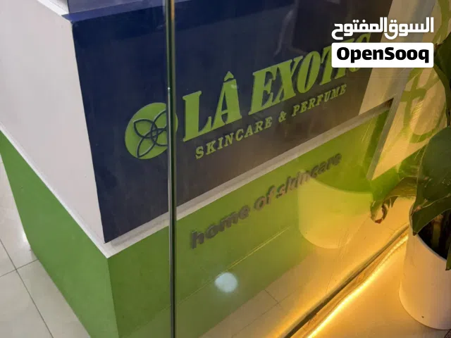 ارفف وستاندات محل للبيع بحاله ممتازه showcase and shelevs for sale in very Exellent condition