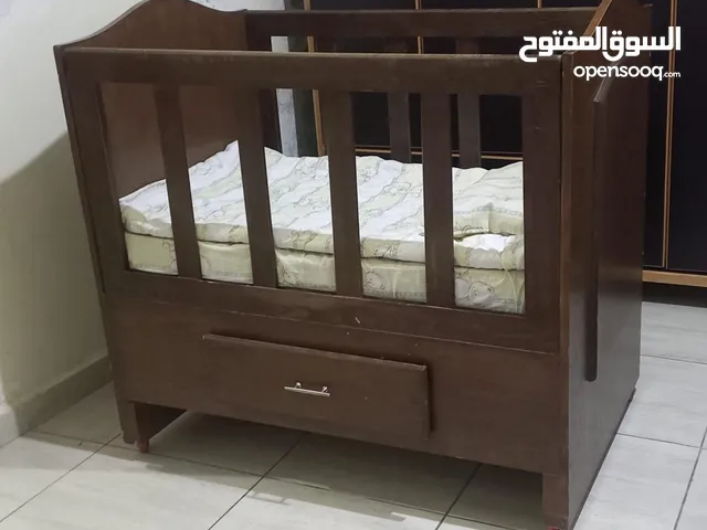 تخت اطفال بحاله جيده للبيع