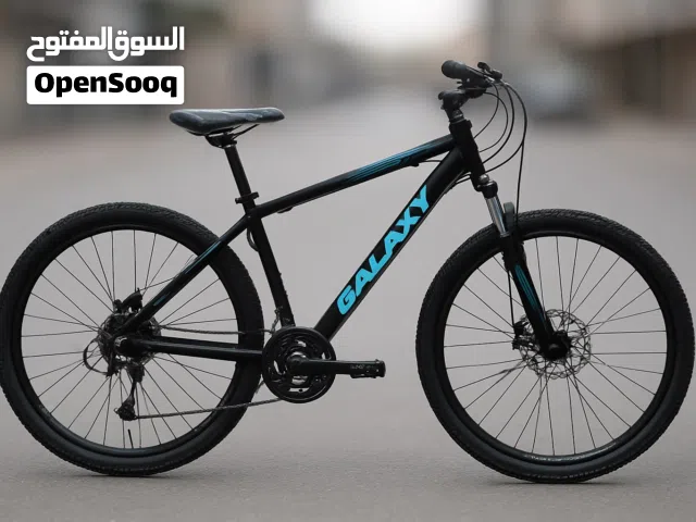 العجلة اللي في الصورة نوعها عجلة جبلي (Mountain Bike) ومن الواضح إنها من ماركة GALAXY