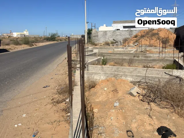 أرض عالقطران بمنطقة بير العالم بها قواعد وكاتينة لمحلات او مخزن وشقة فوقهم. الاوراق سليمة.